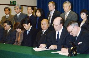 U.S. Navy signs deal with kin of 2 Ehime Maru victims
